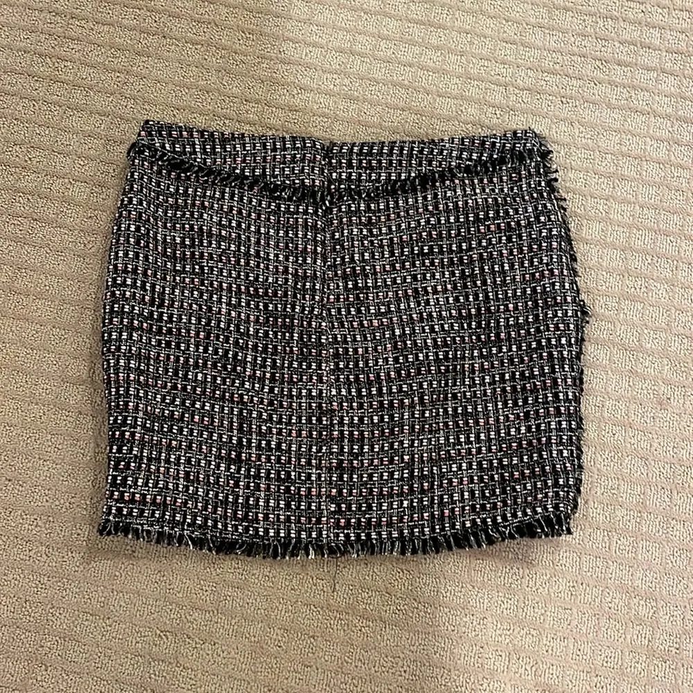 bebe Black and White Tweed Mini Skirt - Image 3