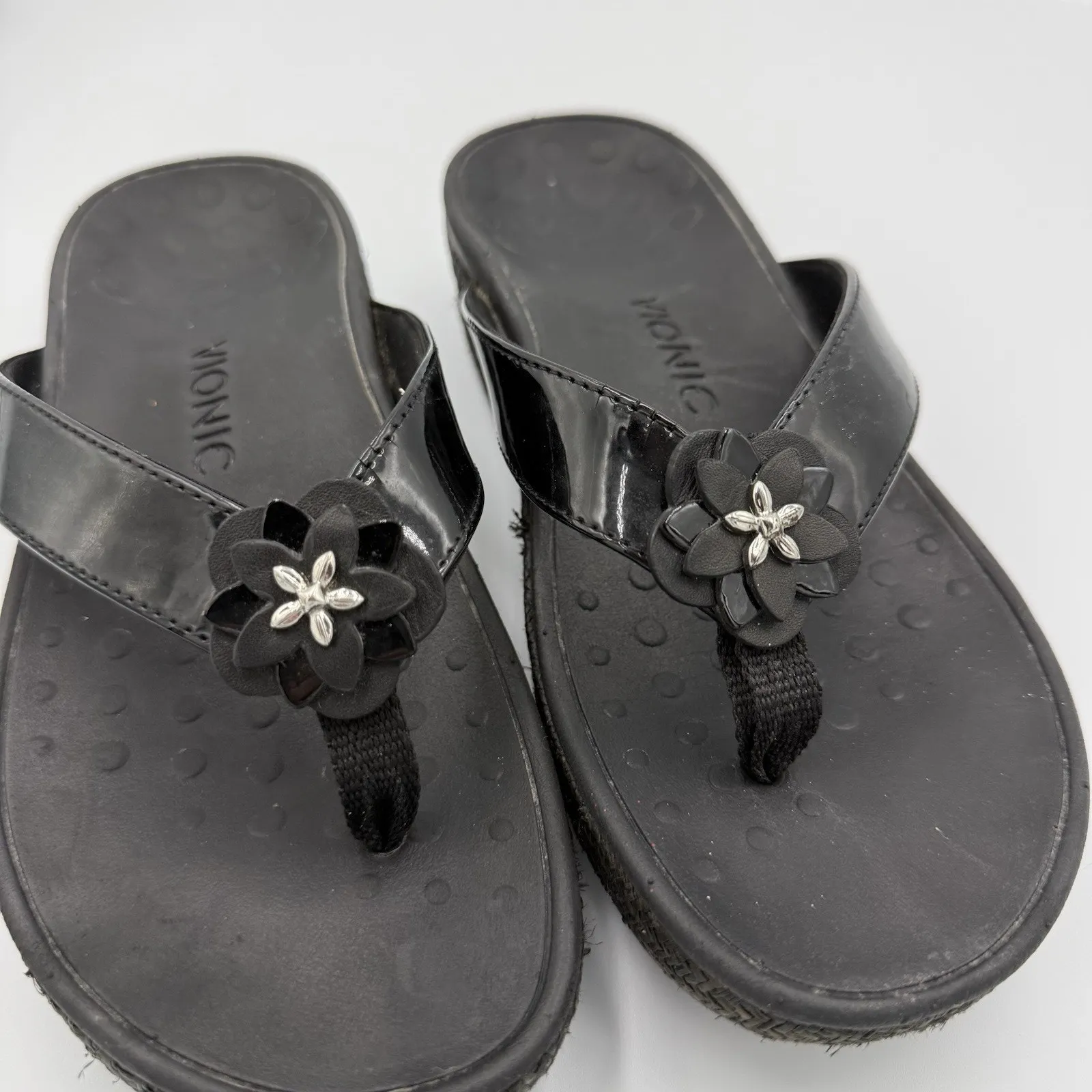 Vionic Black Platform Wedge Thong Sandals Womens Size 7 Flower Detail Espadrille - Image 3