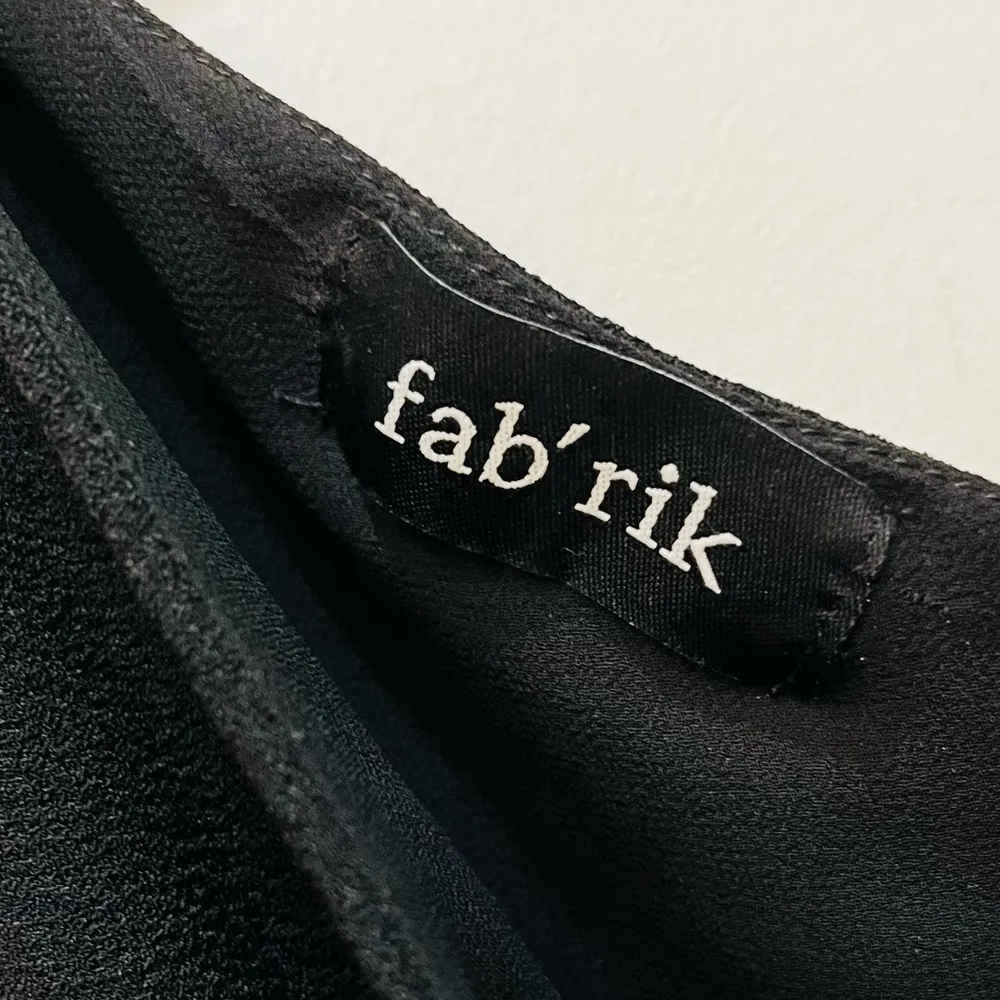 fab'rik black one shoulder short sleeve blouse sz small - Image 4