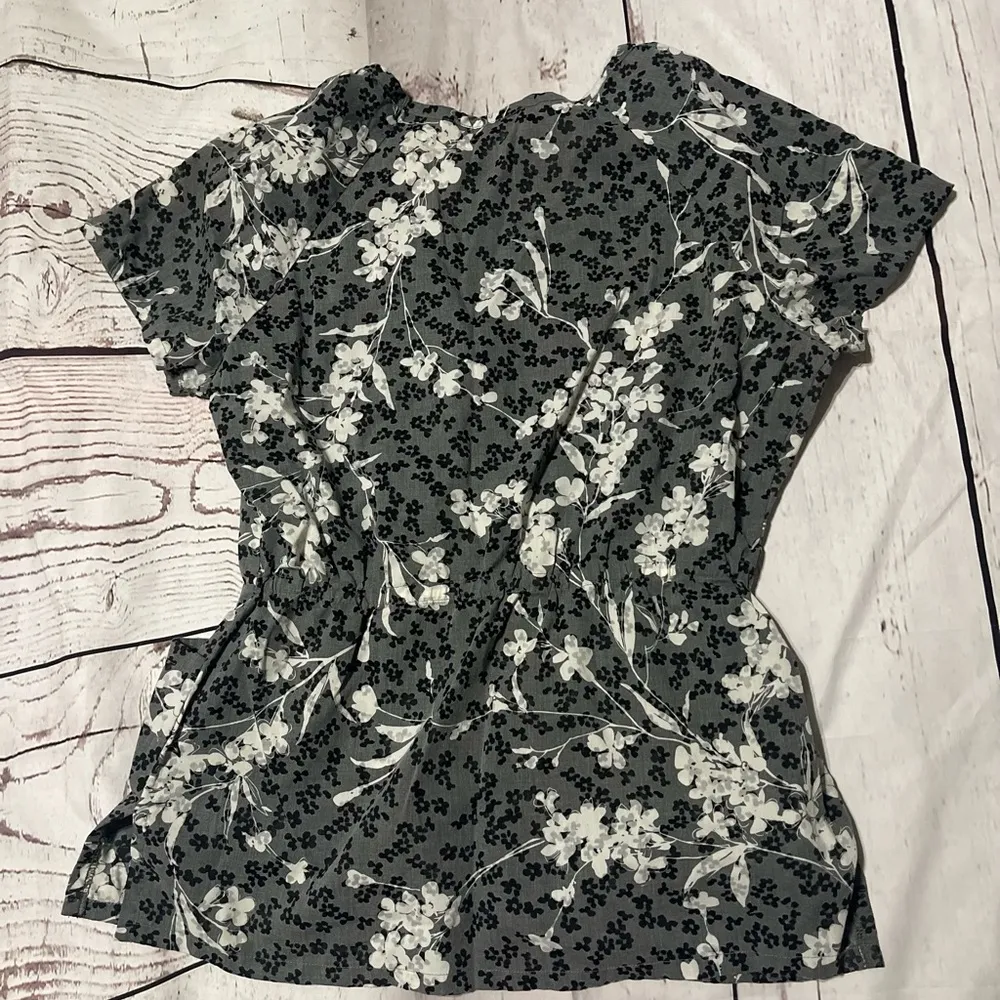 Women’s fitted scrub top. Small Gray - Image 7