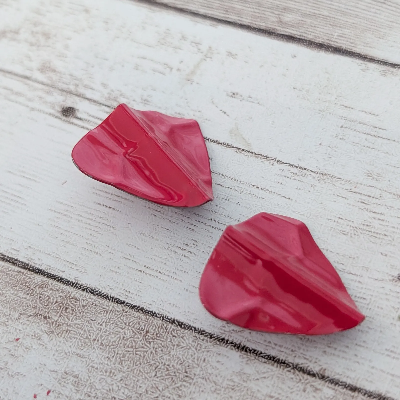 Vintage Clip On Earrings Retro Red Rounded Wavy Triangle 1" - Image 3