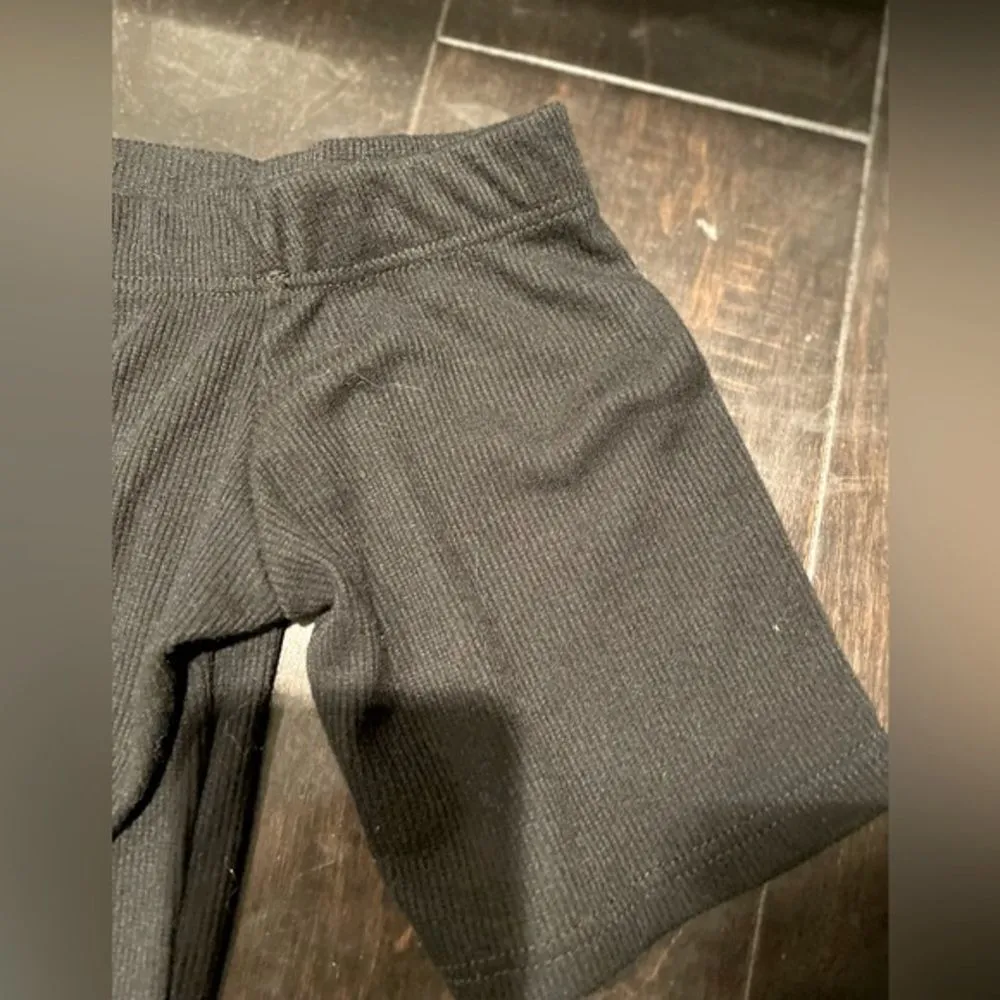 Live in the Moment BLACK RIBBED OFF THE SHOULDER BUTTON FRONT CROPPED TOP IN SIZE LARGE - Image 8