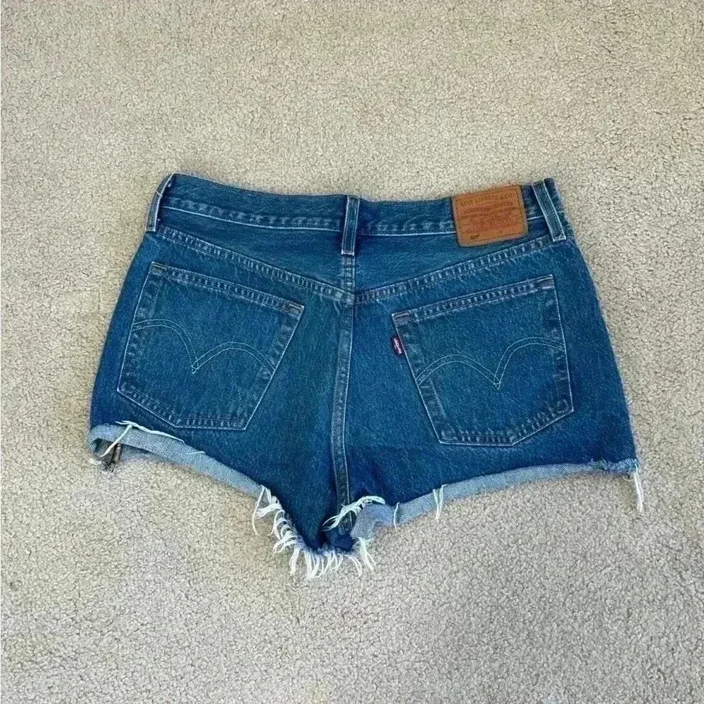 Levi’s button front high rise blue denim shorts in size 29 - Image 3