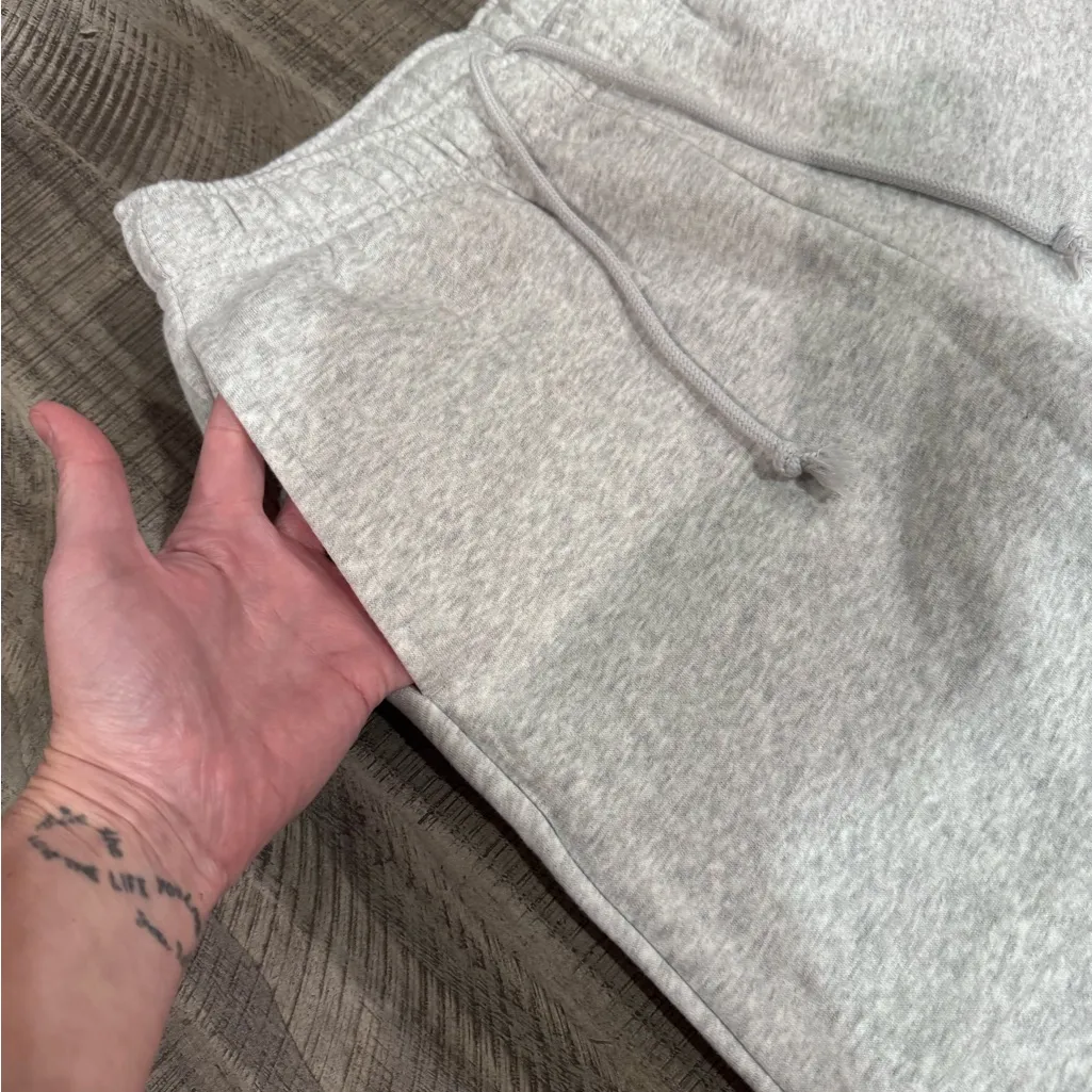 Universal Thread Women’s Gray Sweatpants- size XS - Image 3