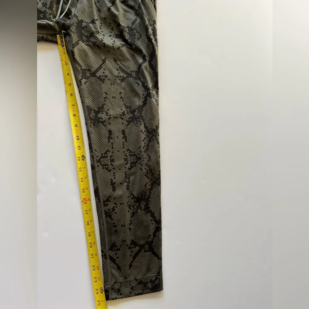 lululemon athletica Jet Crop Slim- Ziggy Snake Fatigue Green Gator Green -Size 4 - Image 6