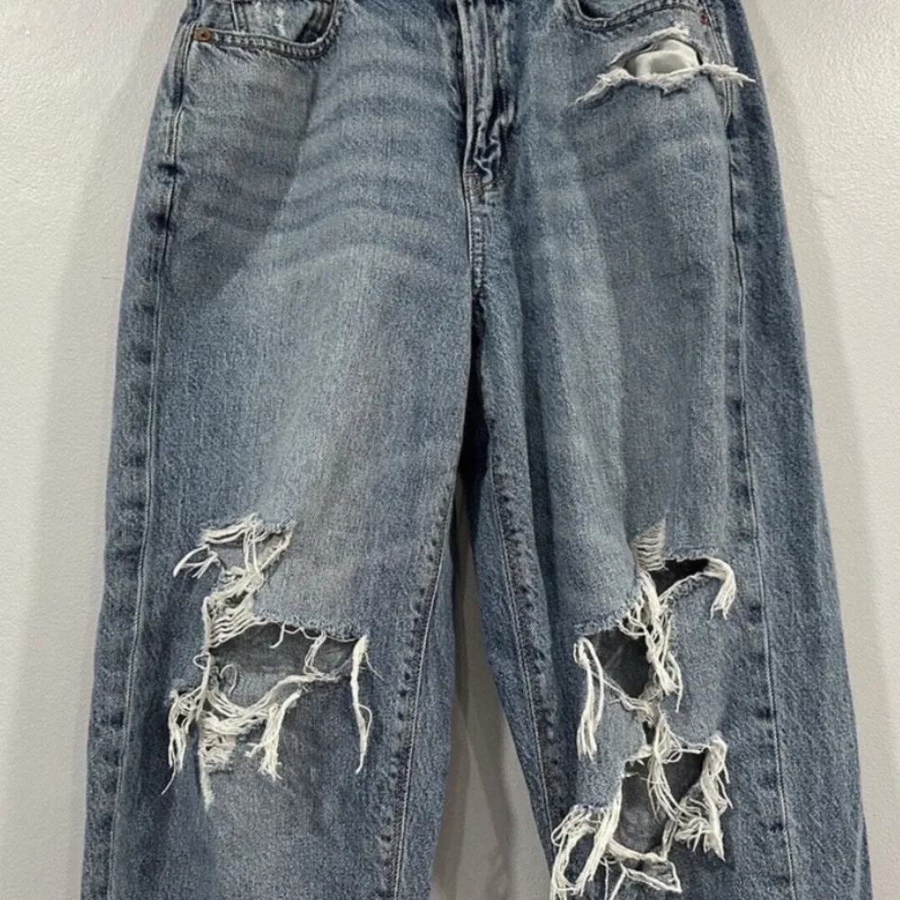 American Eagle Relaxed Mom Jean Size 2 Short - Image 2
