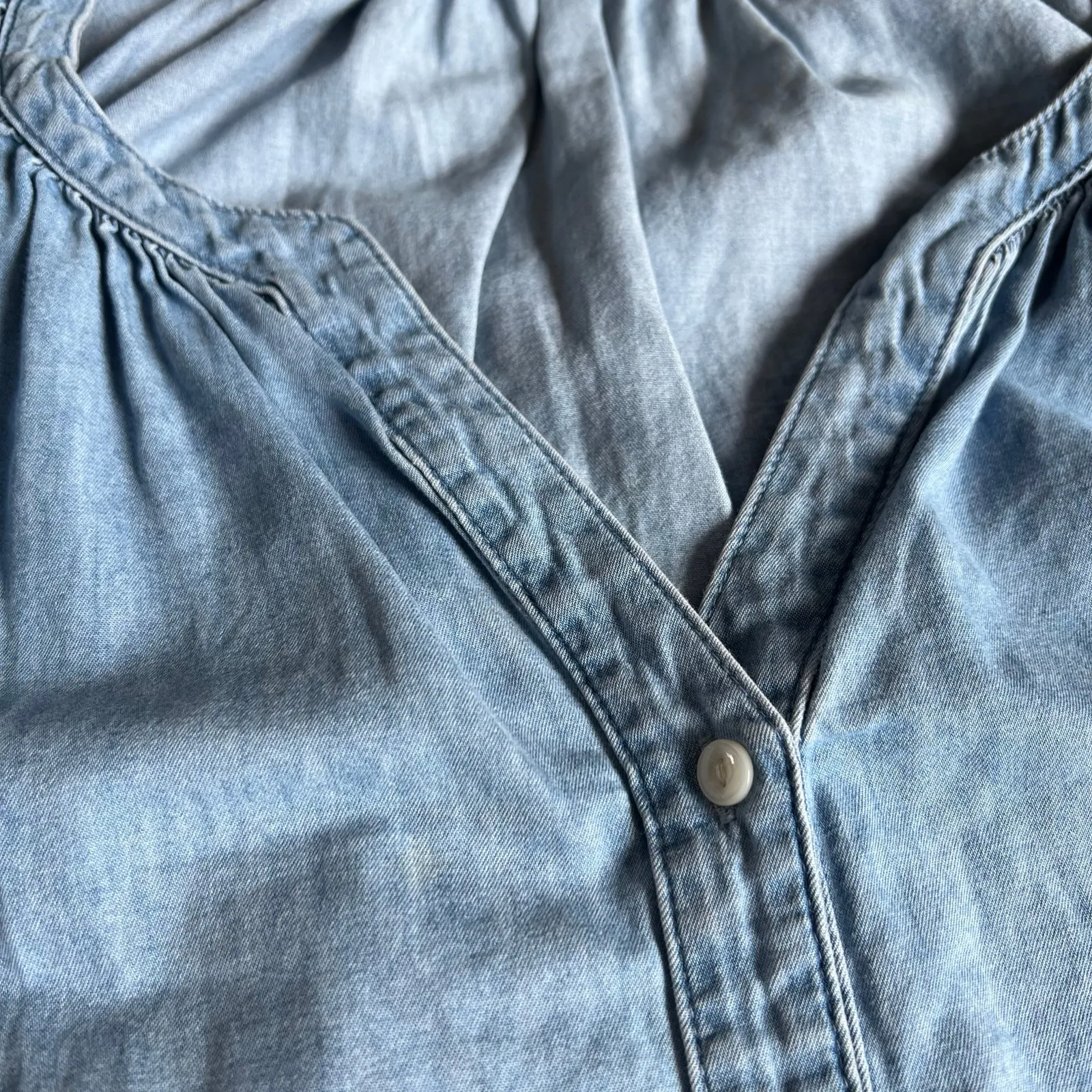 Gap Womens Blue Chambray Splitneck Top Size Medium - Image 4