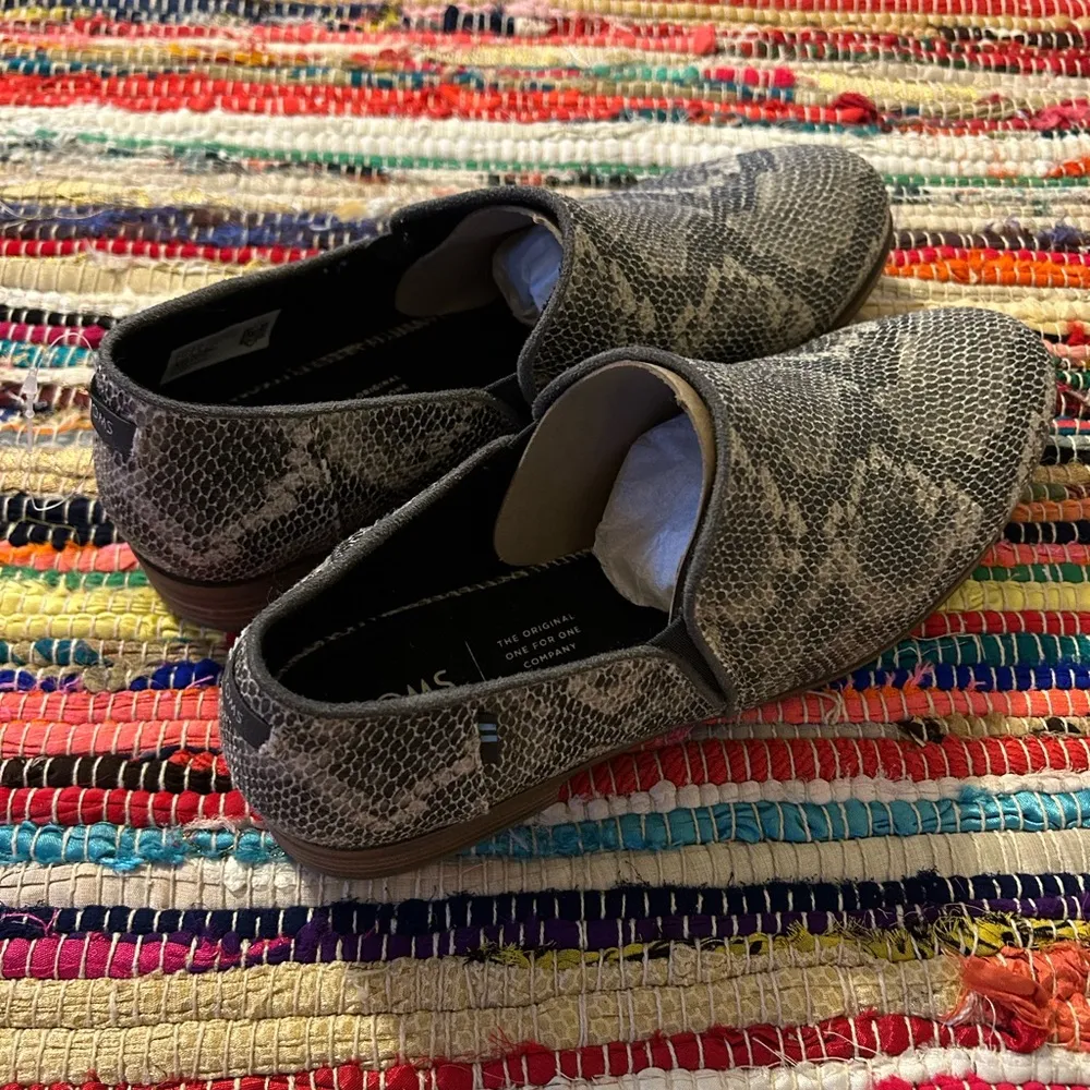 NEW Toms Shaye Snakeskin Leather Slip On Loafer Shoes Womens Size 10 - Image 4