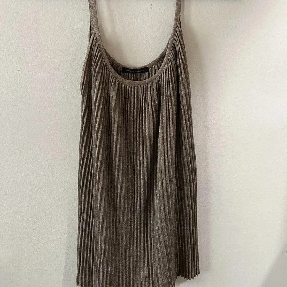 Women’s Roberto Collina Beige Gold Pleated Rayon Knit Tank Top size M in EUC Size M - Image 3