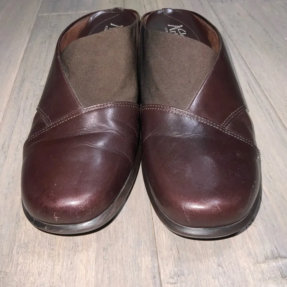 Clark’s Artisan Brown Leather Slip On Mules Casual Business Work Shoes Size 7.5 - Image 2