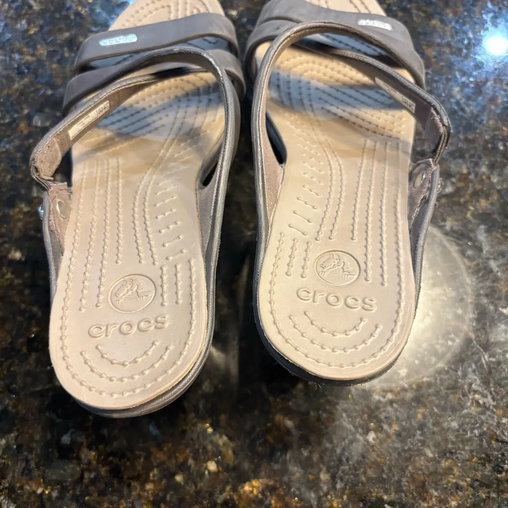 Crocs Women's Cyprus IV Slip‑On Block Strappy Heel Size 9 M Espresso/Mushroom - Image 4