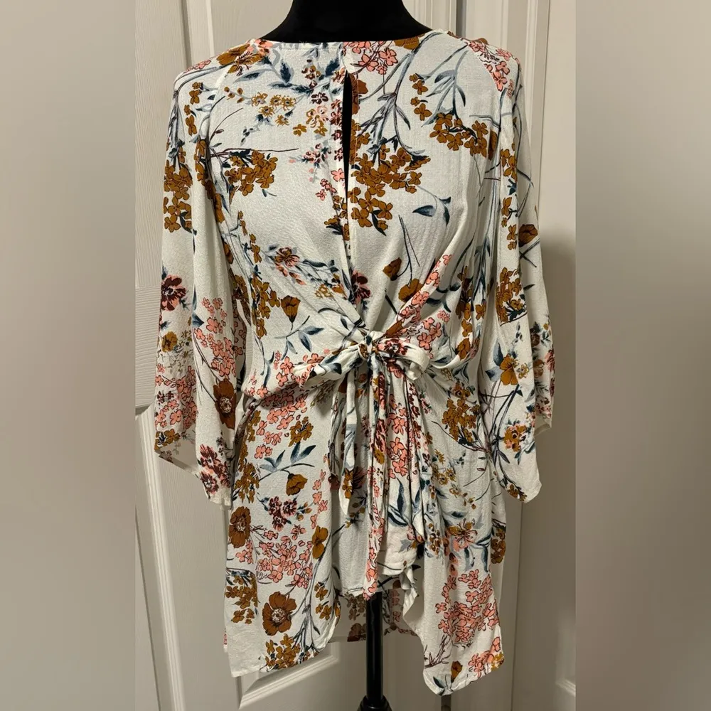 Willow & Root Floral Keyhole Tunic Top from Buckle - Image 2