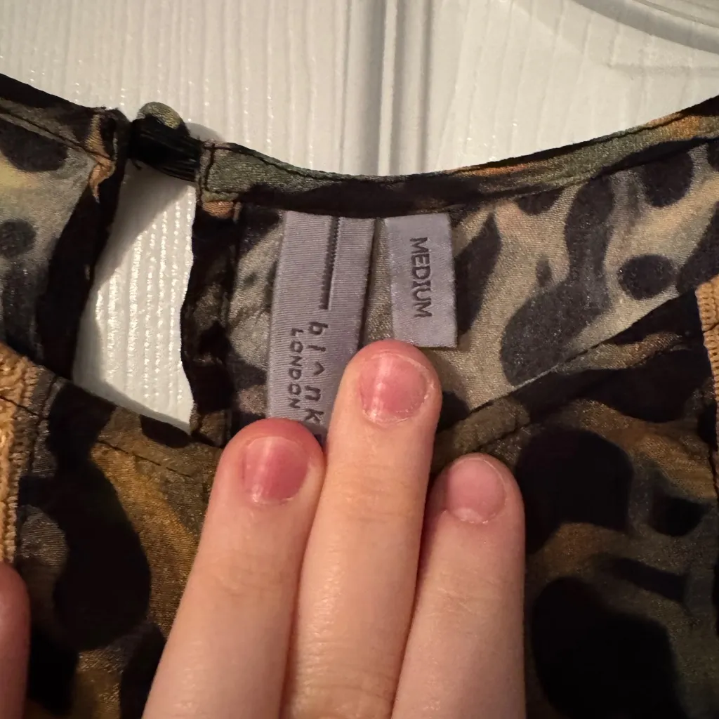 Chic Leopard Print Blouse with Braid and Ribbon Detail Black Size M - Image 5