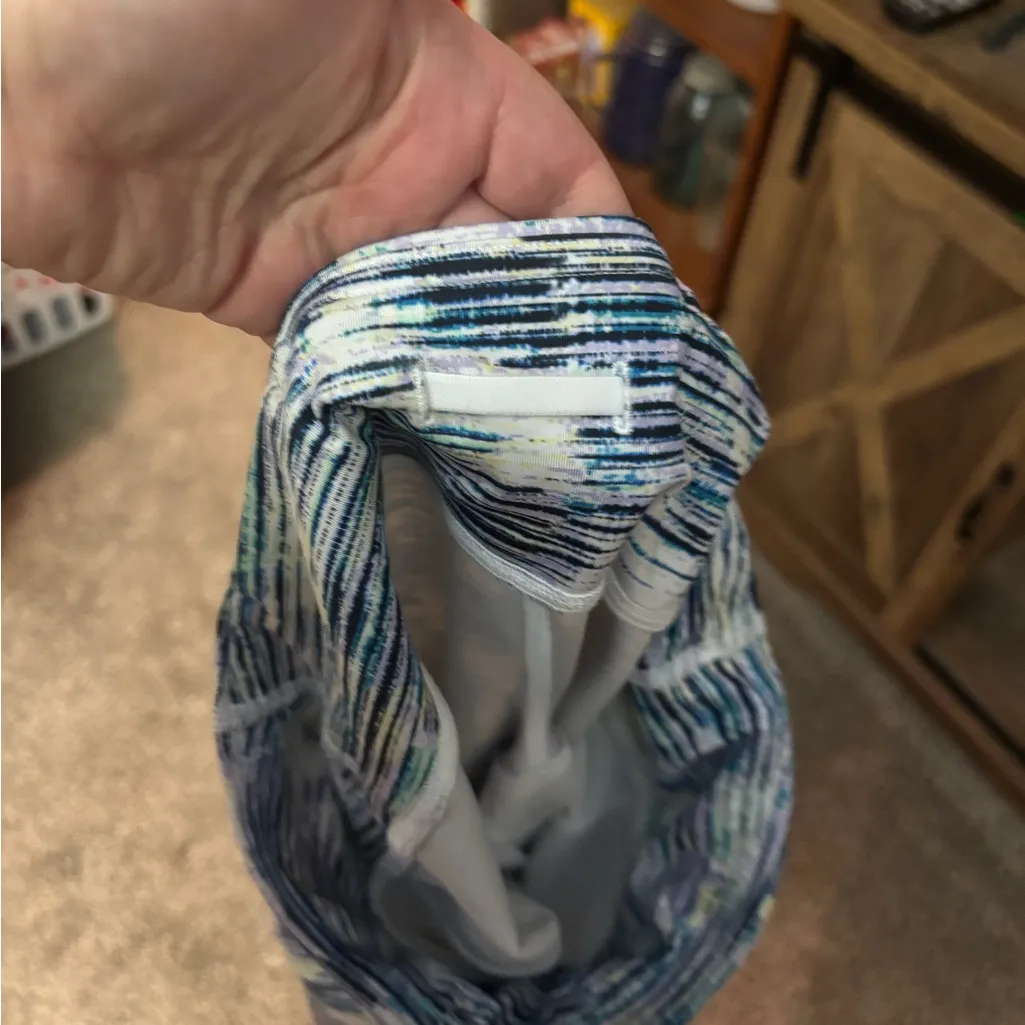 Lululemon Athletica Blue Patterned Leggings size 6 - Image 8