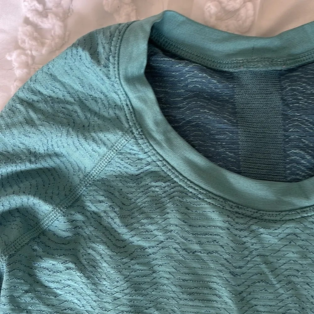 Rare, Lululemon longsleeve - Image 4