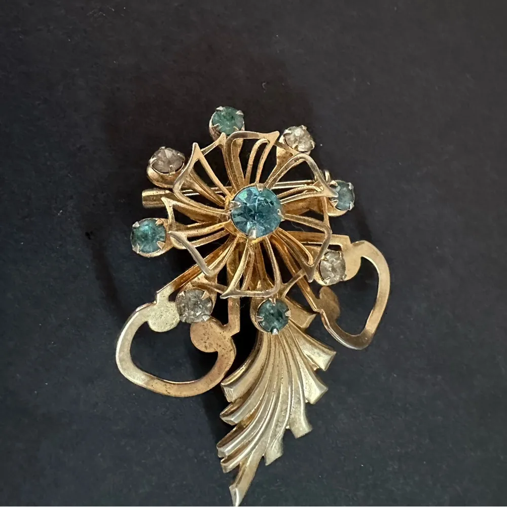 Vintage Brass Gold Tone Blue Rhinestone Flower Floral Brooch Pin Pendant - Image 2