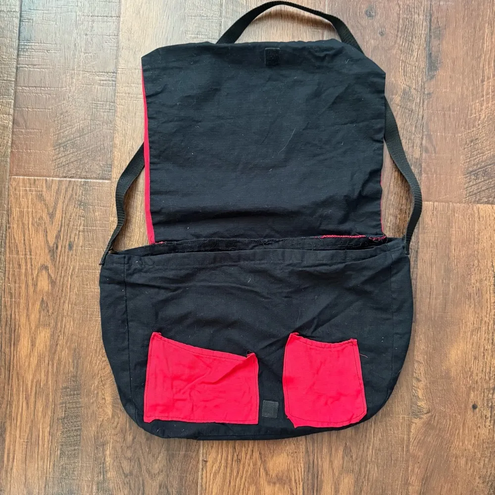 Hellsing red and black lightweight fabric messenger bag, unisex - Image 2