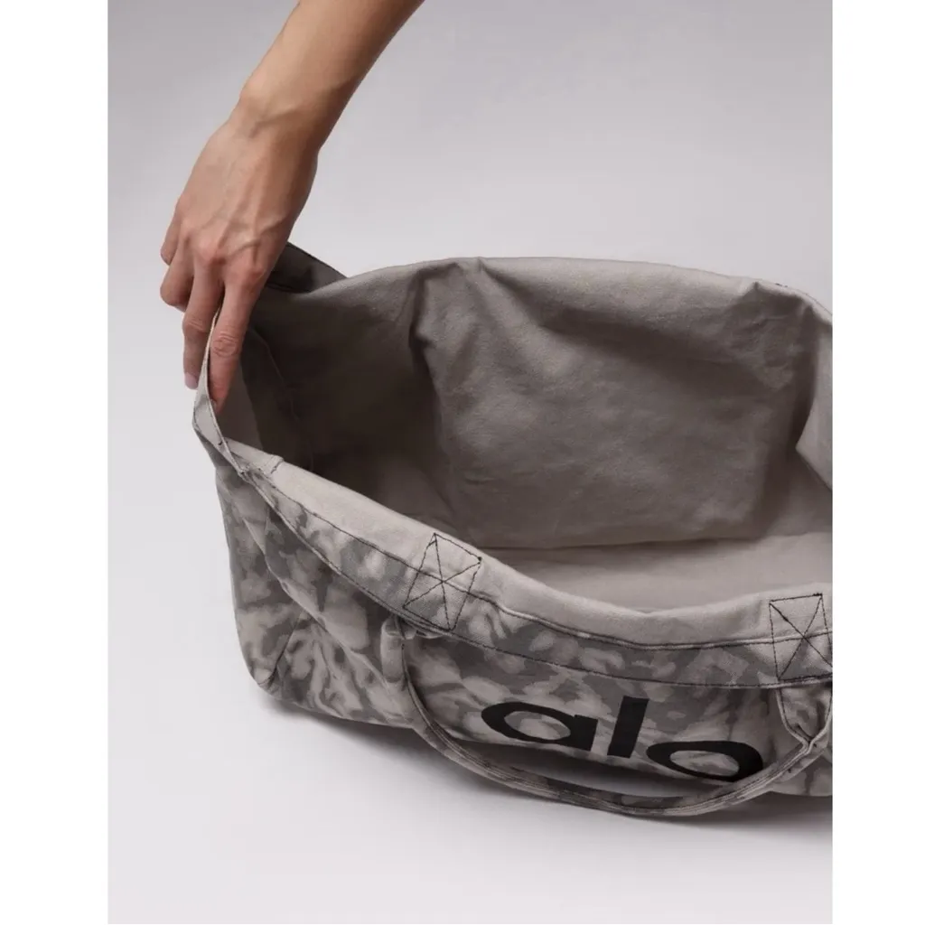 The Alo Yoga Iconic Shopper Canvas Tote Bag Grey Tie Dye Neutral Gym Logo NWT - Image 6
