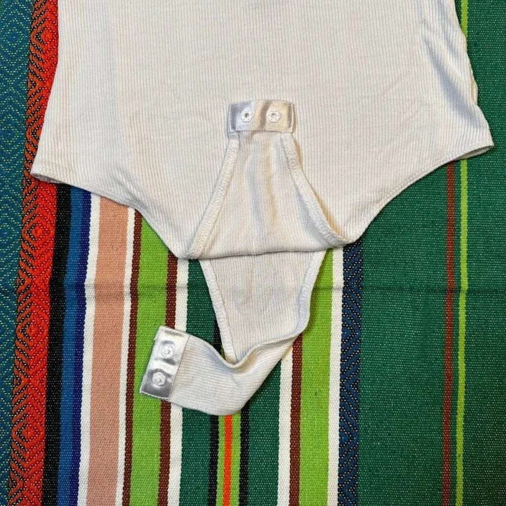 Collusion ribbed half sleeve scoop neck & back body suit in white size Small - Image 10