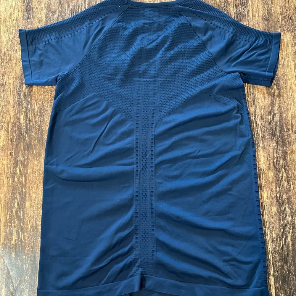 Athleta  Small Womens Navy Seamless Oxygen Tee - Image 3