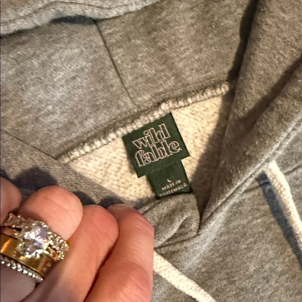 🩶Woman’s Gray Cropped Hoodie•Size:L🩶 - Image 3