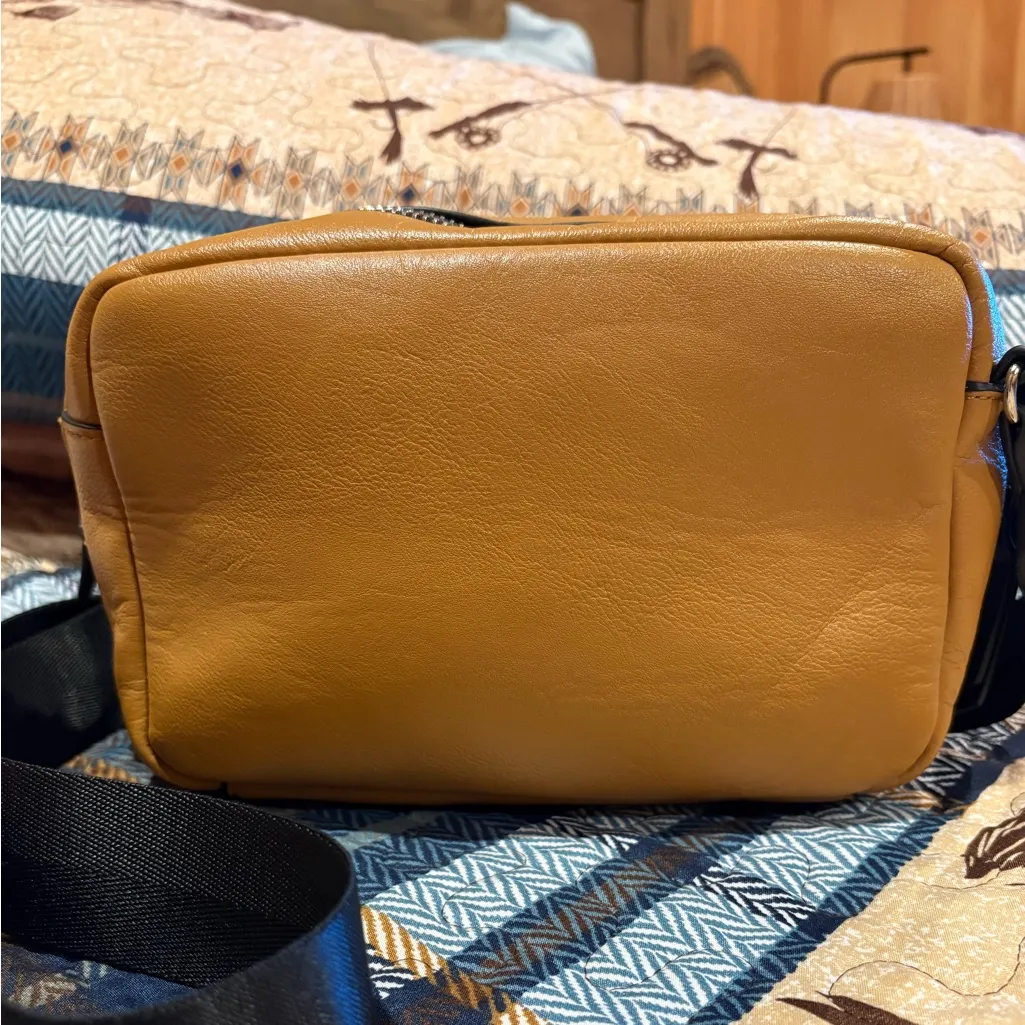 Tahari Tan and White Camera Bag - Image 3