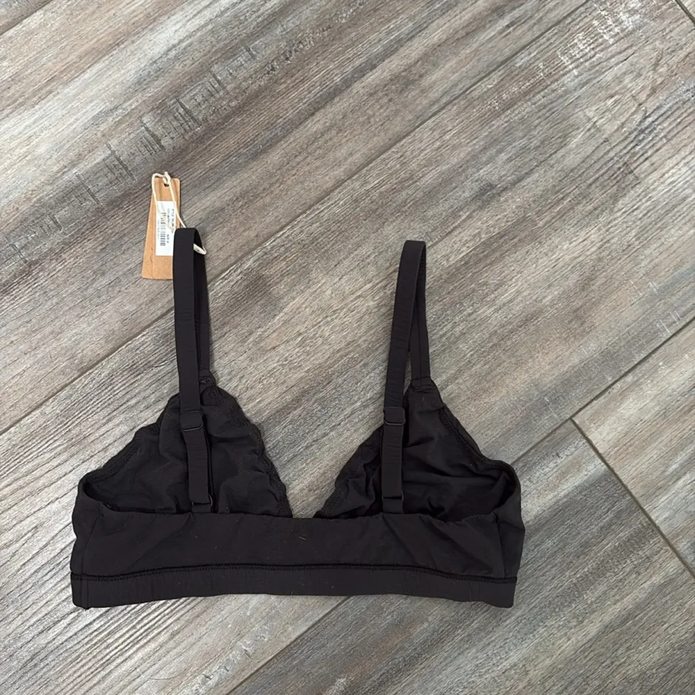 SKIMS  Black Triangle Bralette M NEW - Image 8