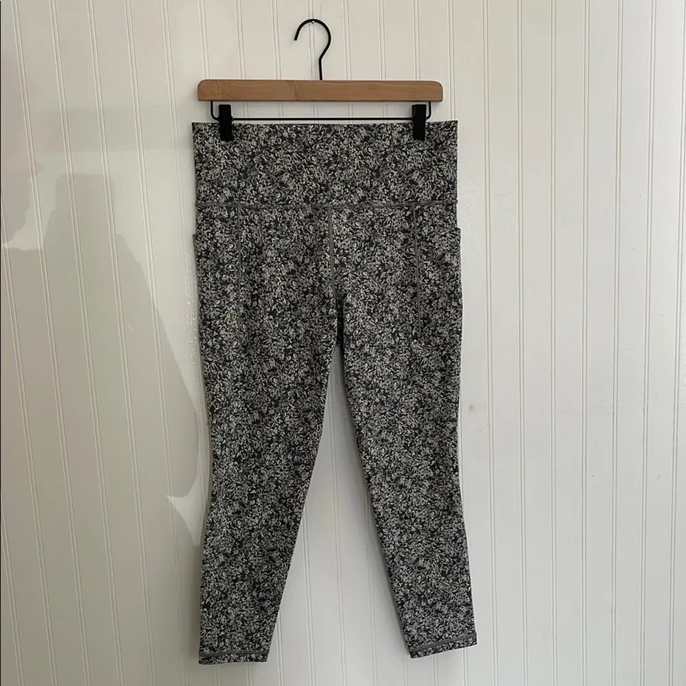 ATHLETA Salutation Stash Pocket II 7/8 Textured Tight in Moonflower Black Size L - Image 5