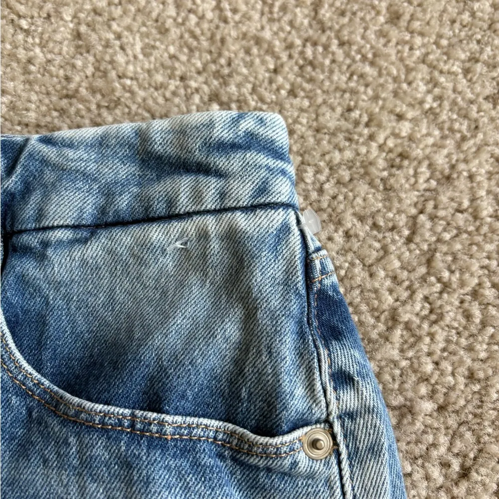 Good American distress ripped jeans 8 inch shorts size 26/2 NWT - Image 8