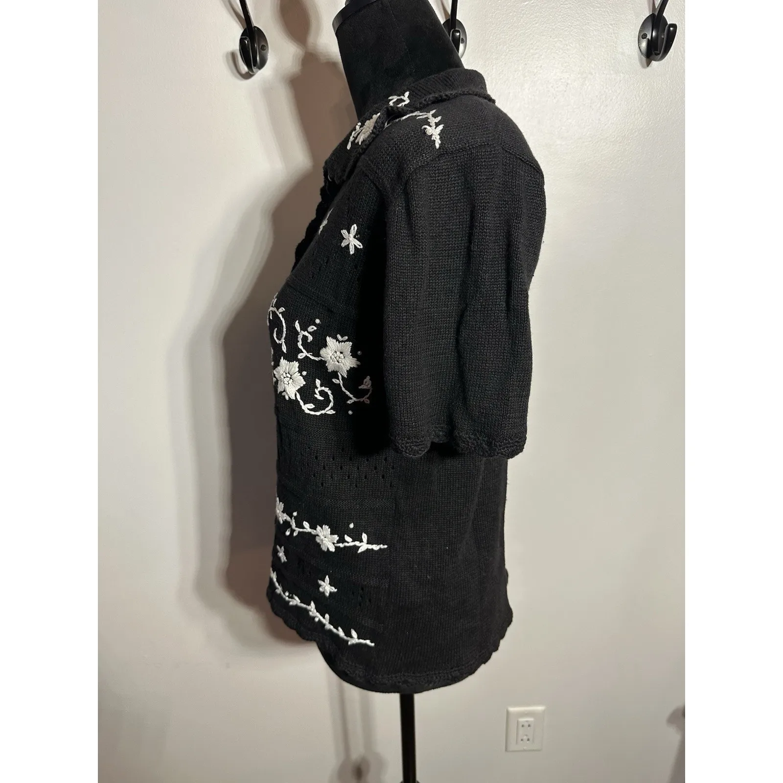 Vintage Short Sleeve Sweater Cardigan Black~White Floral Knitted Pearls Medium - Image 3