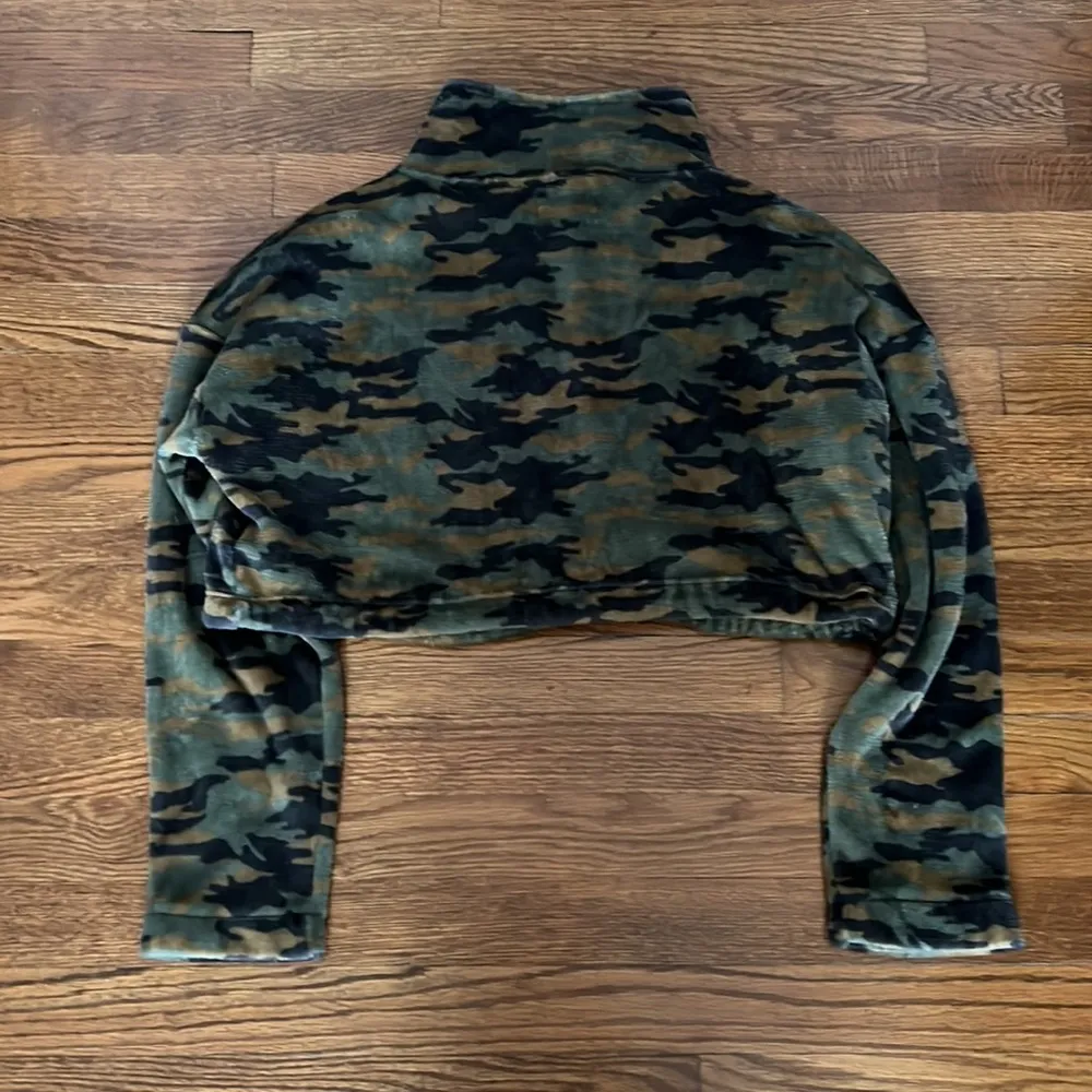 Urban Outfitters Camo Crop Fleece - Image 5