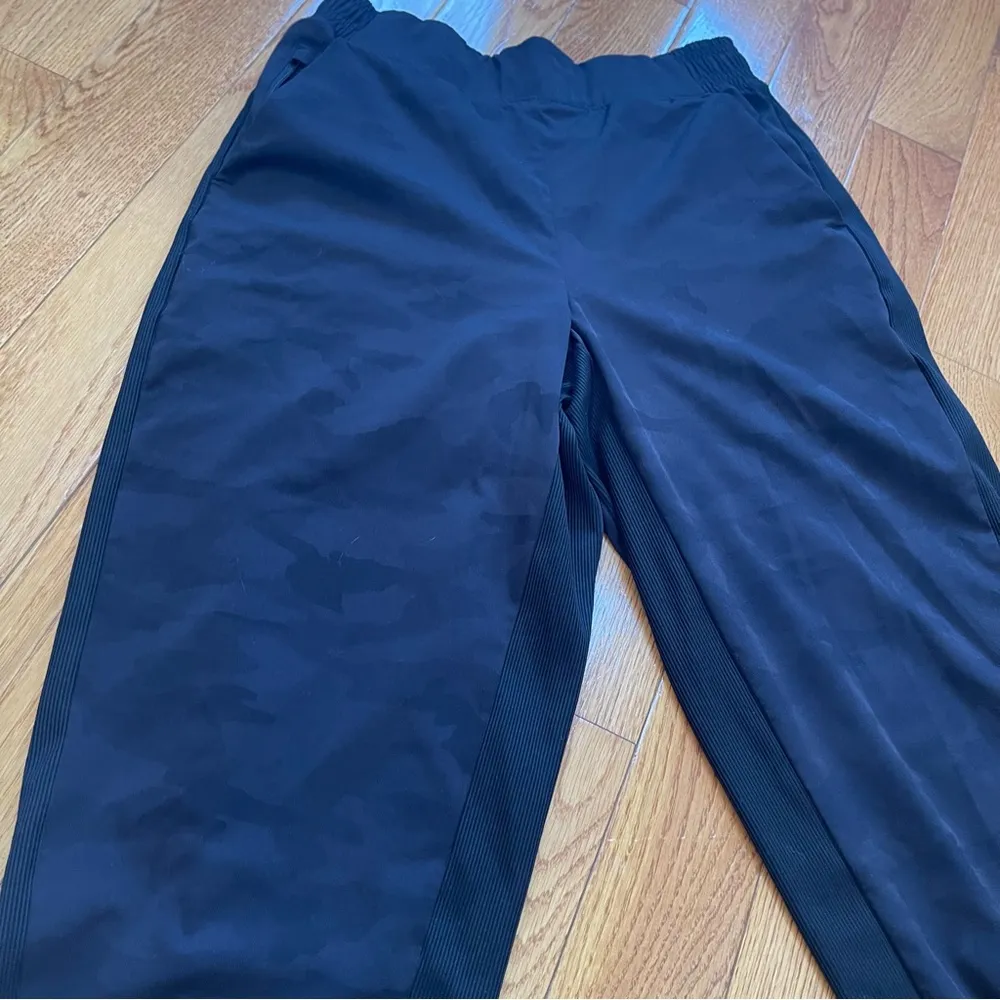 Athleta Brooklyn Lined Camo Joggers in Black Lux Camo Sz 6 - Image 3