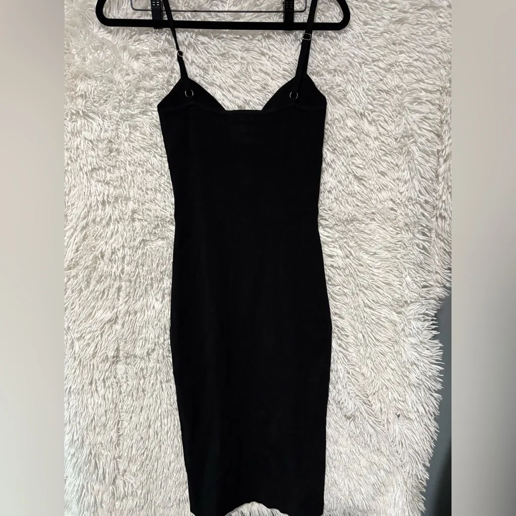 Chic Black Midi‎ Dress with Timeless Elegance - Image 4