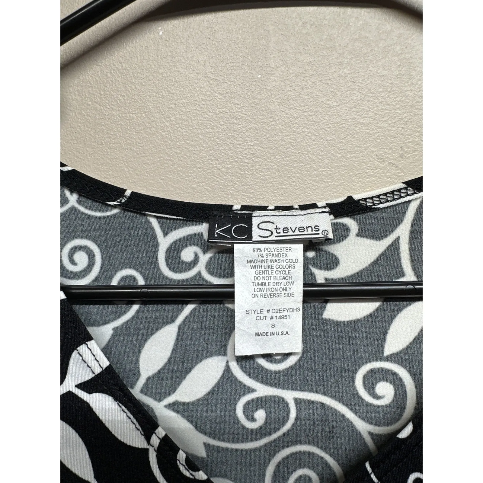 KC Stevens Black White Floral 3/4 Sleeve V Neck Top Womens Size Small - Image 3