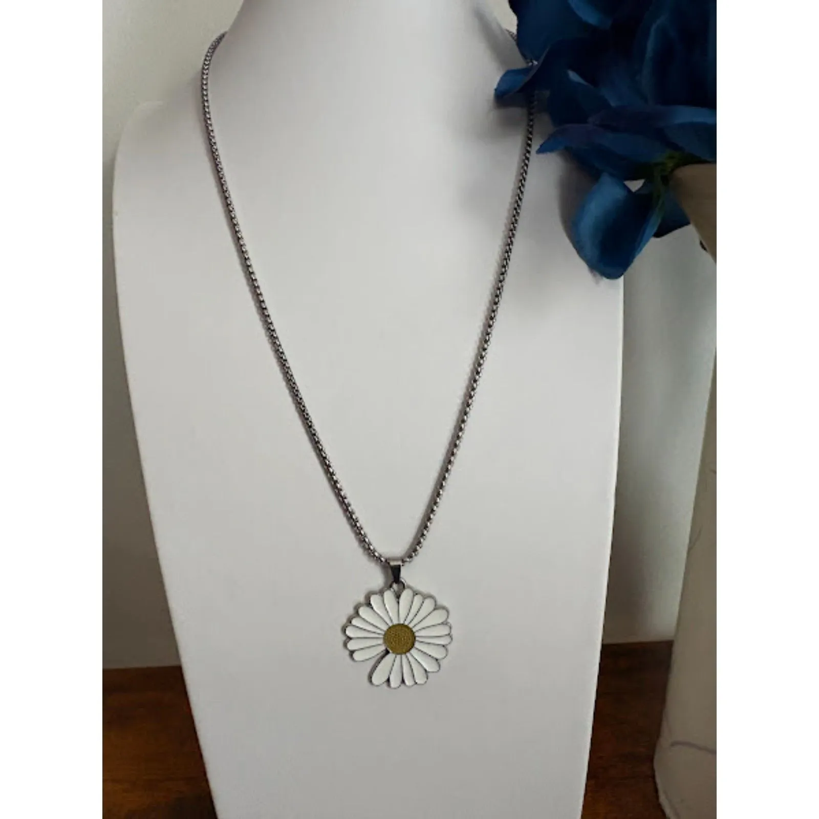 Whimsical Daisy Pendant Necklace | Nature - Image 4
