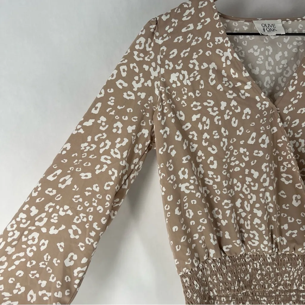Olive And Oak Tan White Leopard Print Smocked Hem‎ Faux Wrap V-Neck Top Size S - Image 4