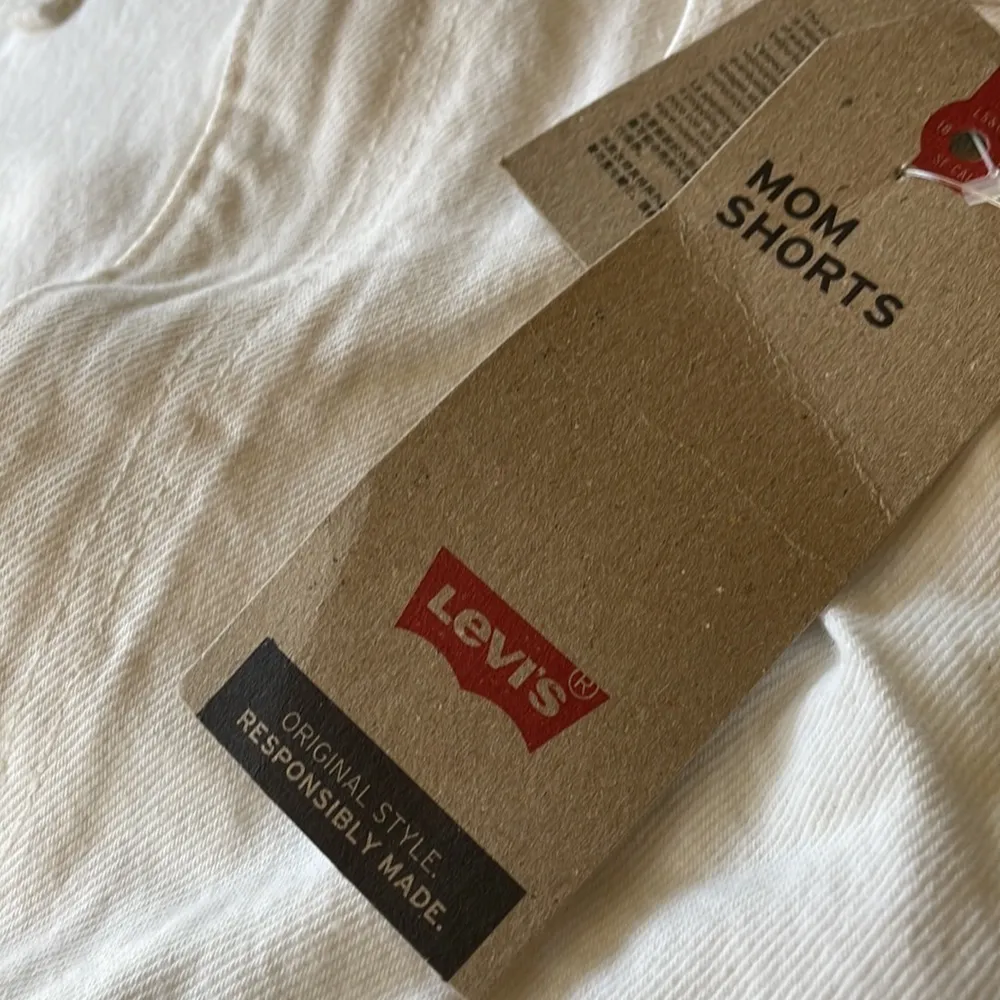 NWT LEVI’S HIGH WAISTED MOM SHORTS White 30 - Image 7