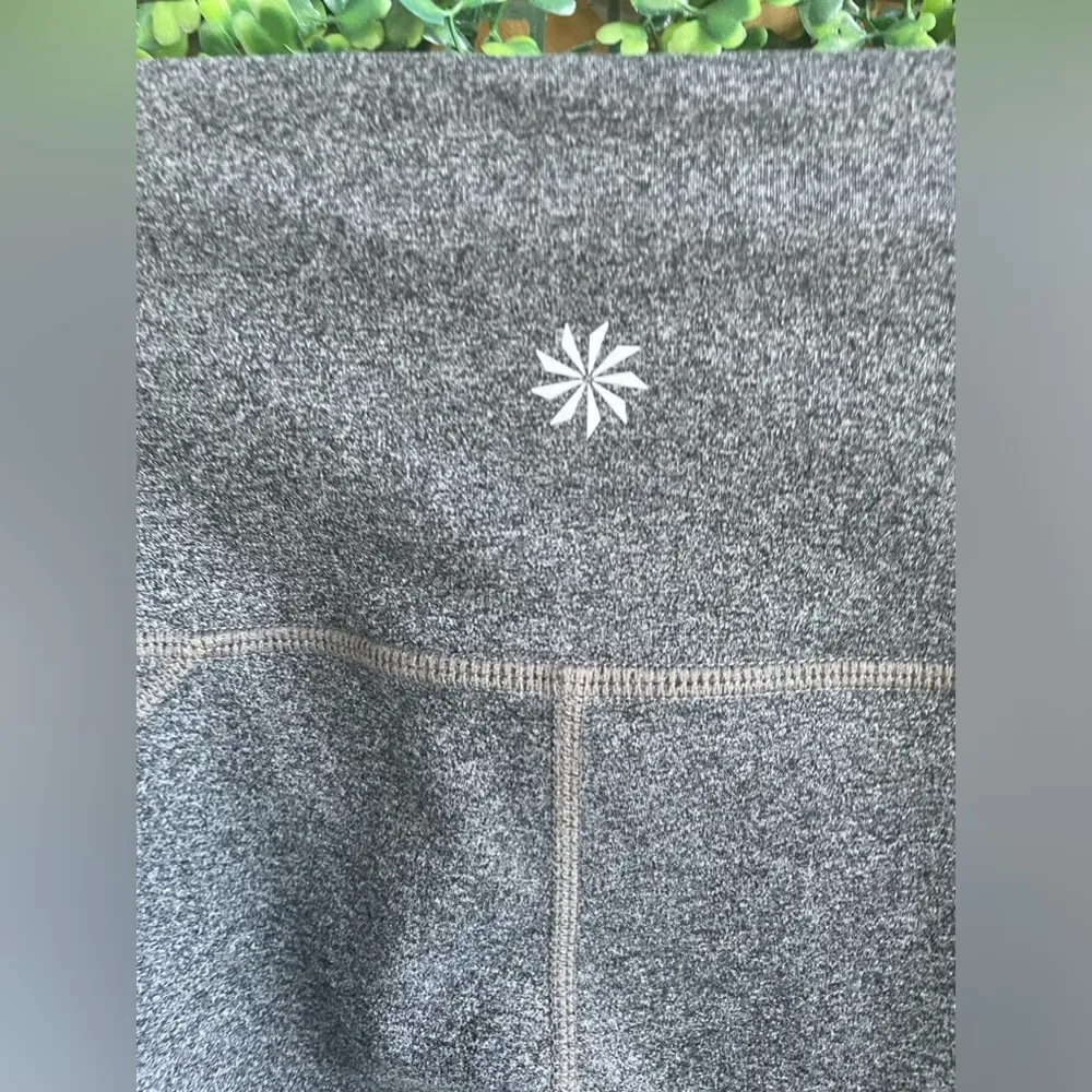 Athleta - High Rise Salutation Crop Leggings | Grey | Size Small - Image 8