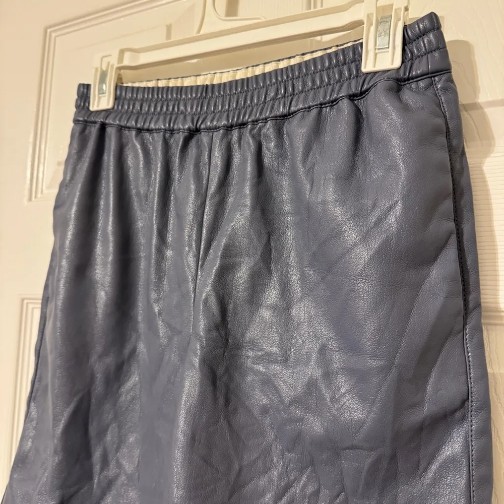 Aritzia Babaton Smith High-waisted Vegan Leather Elastic Waist Shorts Size 2 - Image 3