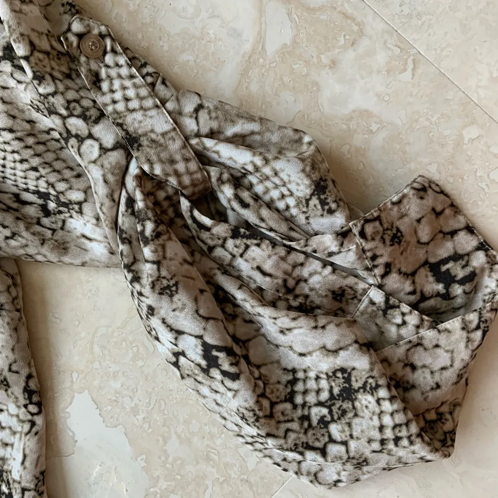 Calvin Klein Chic Beige and Brown Snake Print Top 2X - Image 3