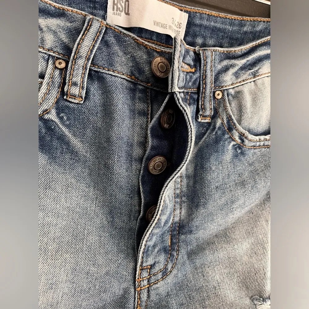 RSQ Vintage Hi-Rise Distressed Denim Button Fly Jean Shorts Women’s Sz 3/26 EUC - Image 2