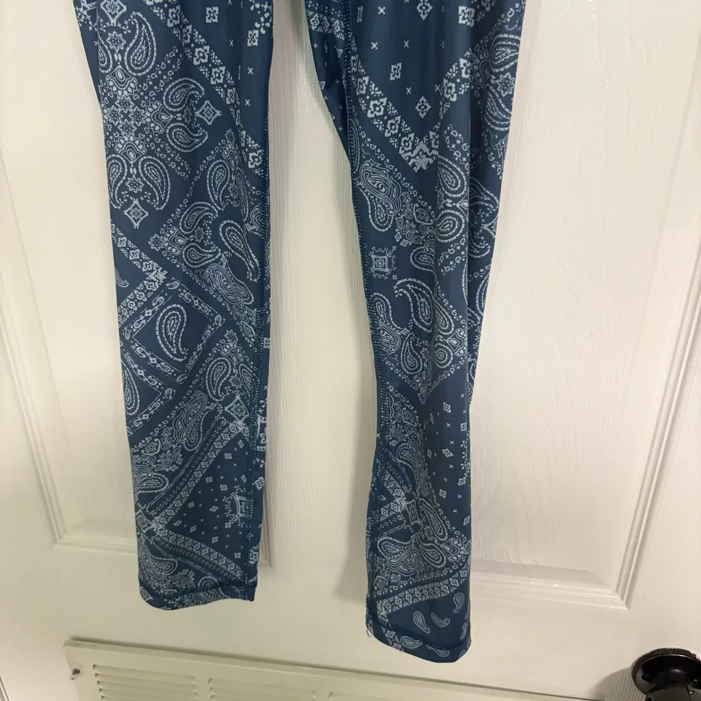 American Eagle Blue Bandana Print Lightweight Everything 7/8 Leggings Medium‎ - Image 4