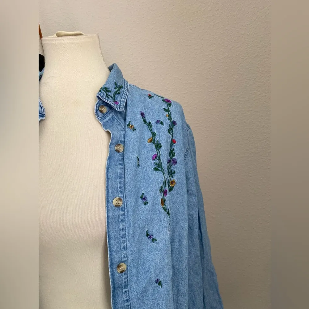 Vintage Paul Harris Design Embroidered Floral Denim Button Up, Size Medium Blue - Image 2
