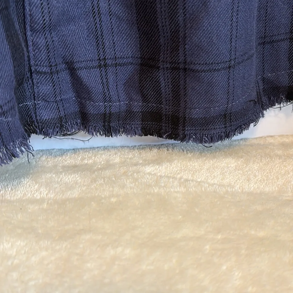 SIGNORELLI… BLUE AND BLACK SOFT LONG SLEEP BUTTON DOWN TOP RAW HEM AT BOTTOM Size M - Image 7