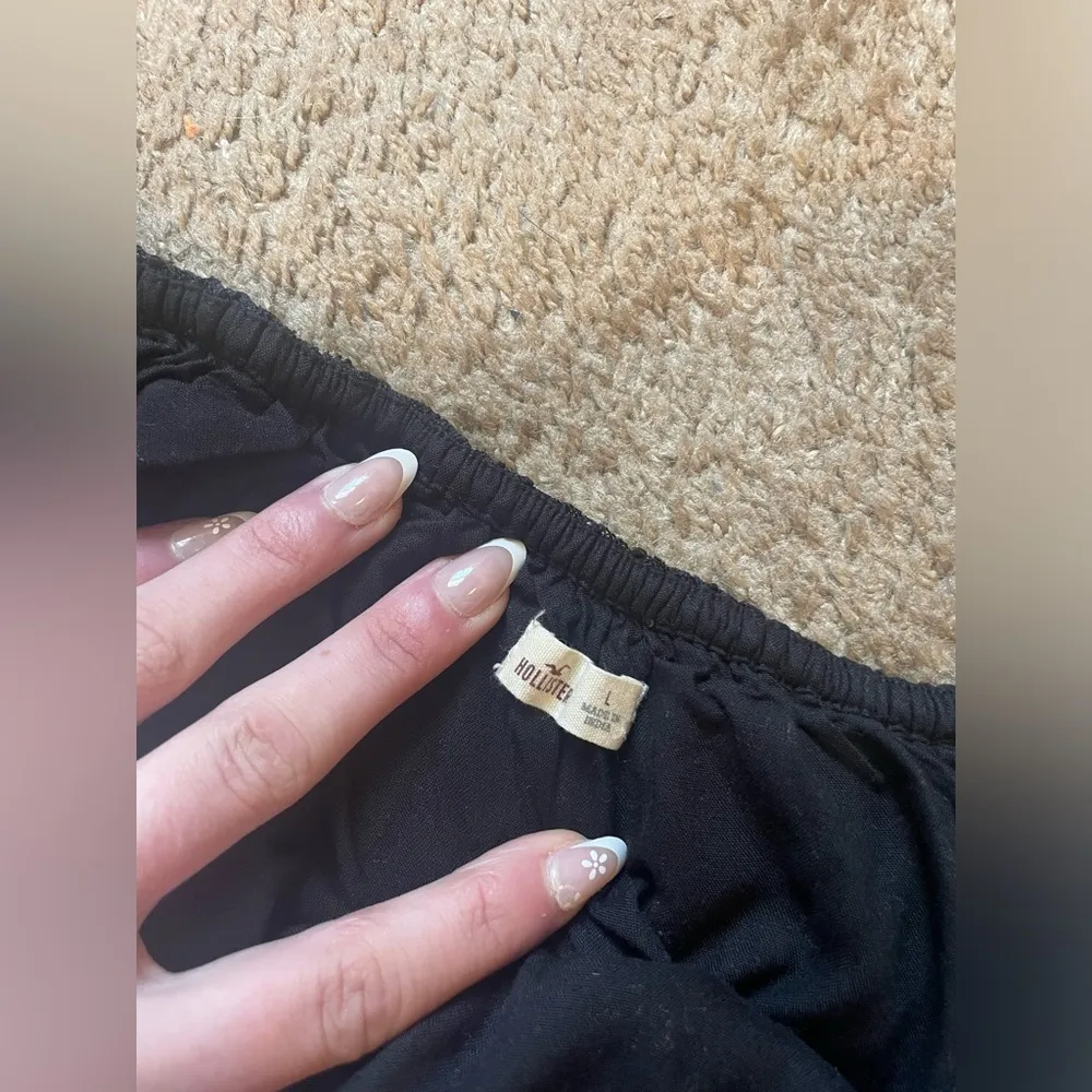 Hollister black floral lace off-the-shoulder shirt size large - Image 2