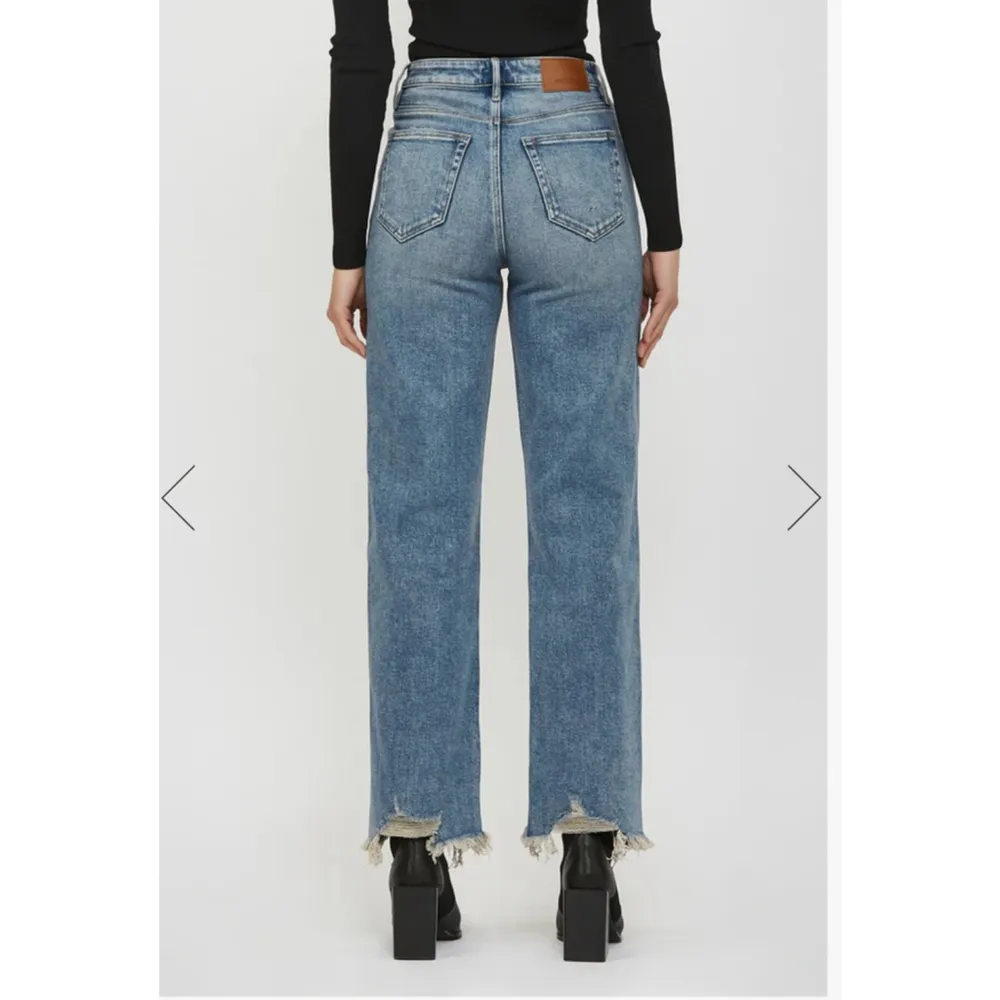 Hidden [ELLA] MEDIUM DARK FRAYED HEM 31" INSEAM WIDE STRAIGHT JEAN size 26 Blue - Image 3