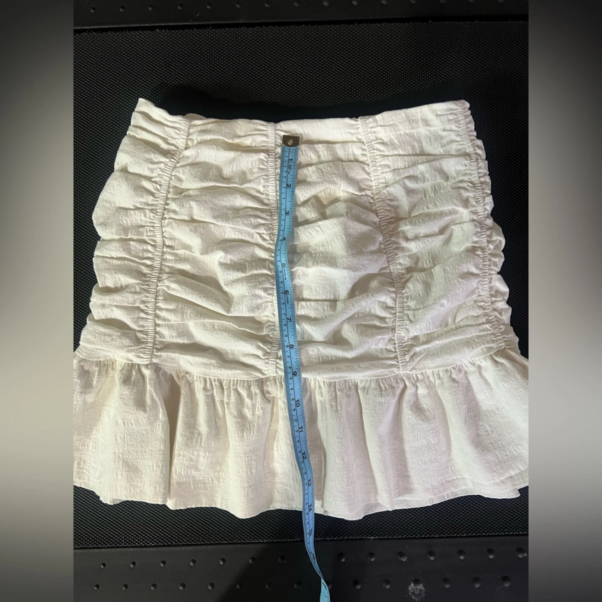 Zara ruched flutter mini skirt.  Size Medium - Image 7