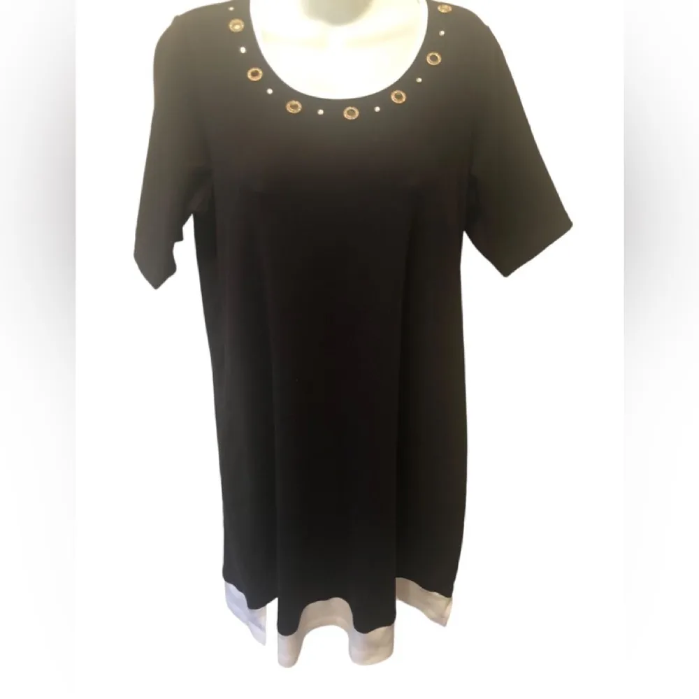 Quacker Factory Knit SS Dress Black White Sz. M Gold Rhinestone Detail At Neck - Image 4