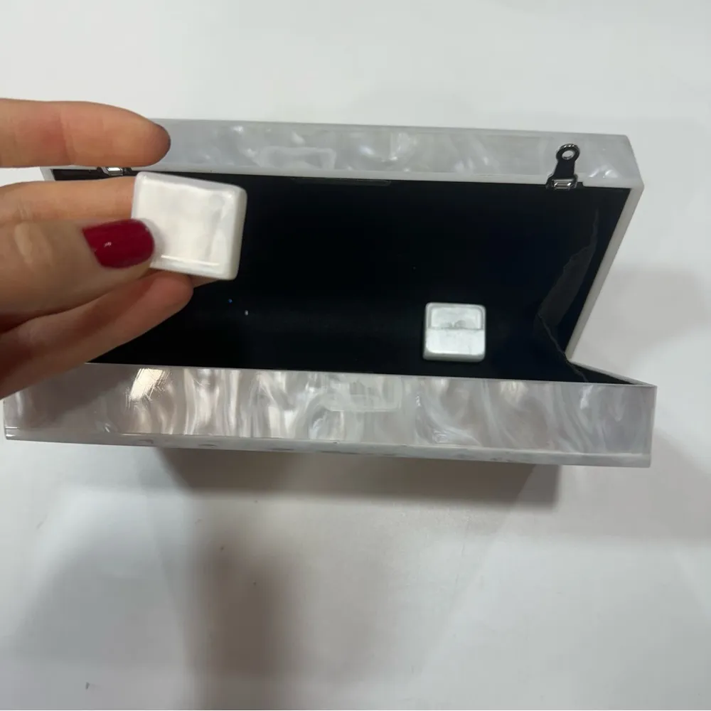 Lovers and Friends Bride Clutch Bag in Ivory Rhinestone - Image 4