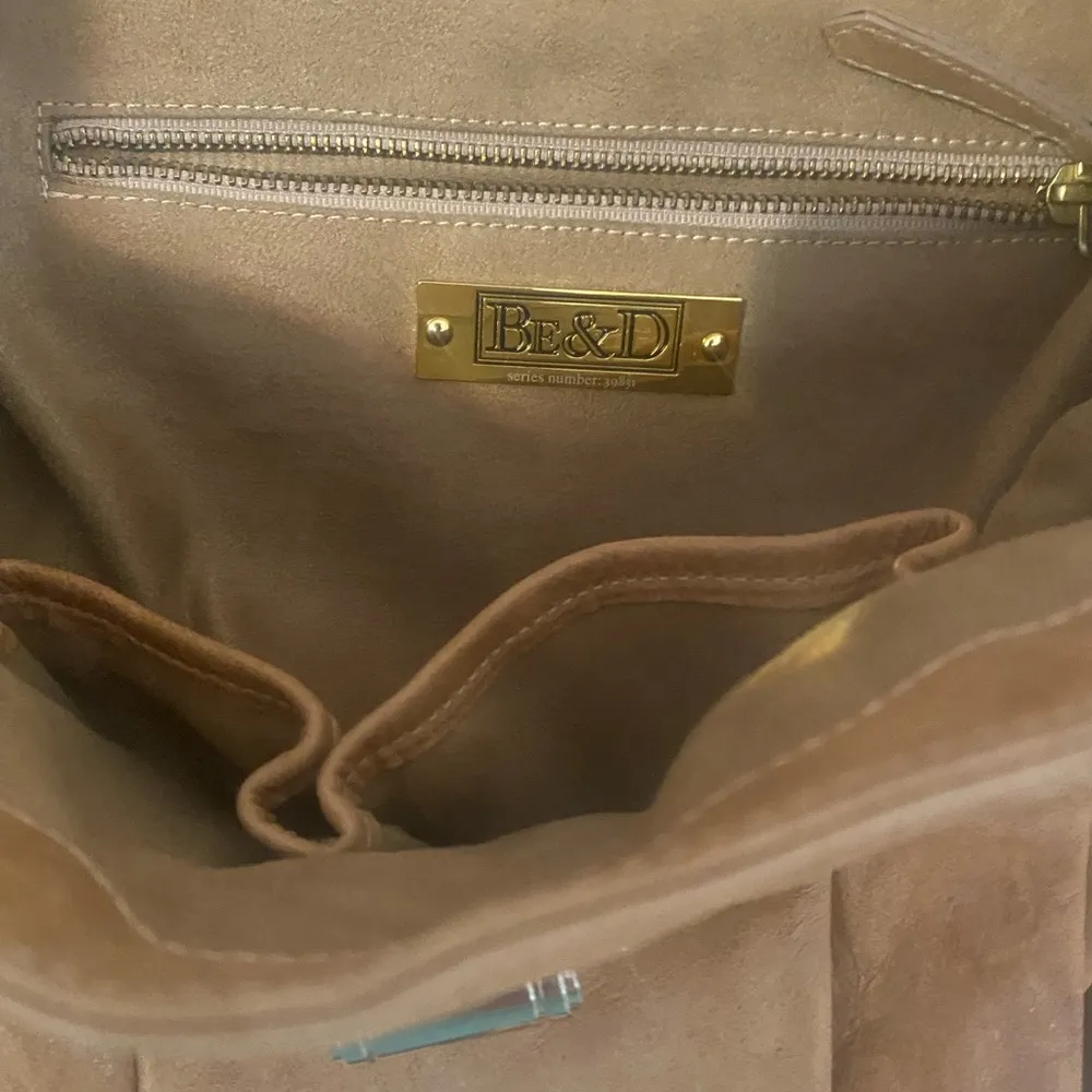 b&e Tan and Gold Crossbody Bag with Flap Closure - Image 5